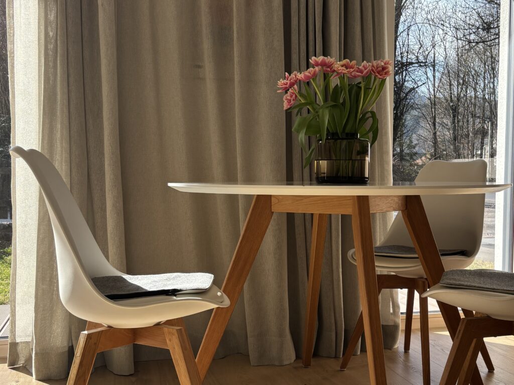 Tisch mit Blumen in Praxis