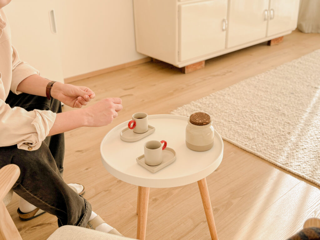 Tassen auf Tisch - Praxis Brunner