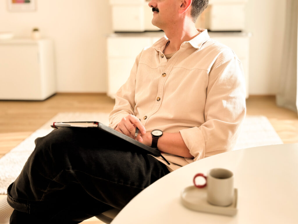 Michael Brunner sitzt an einem Tisch