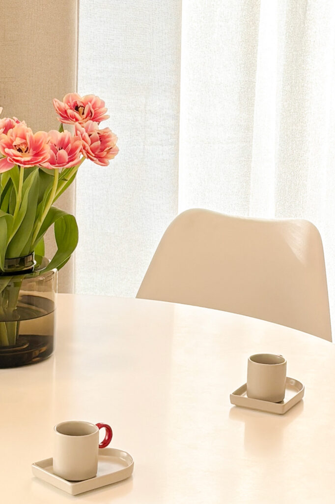 2 Kaffeetassen auf einem Tisch