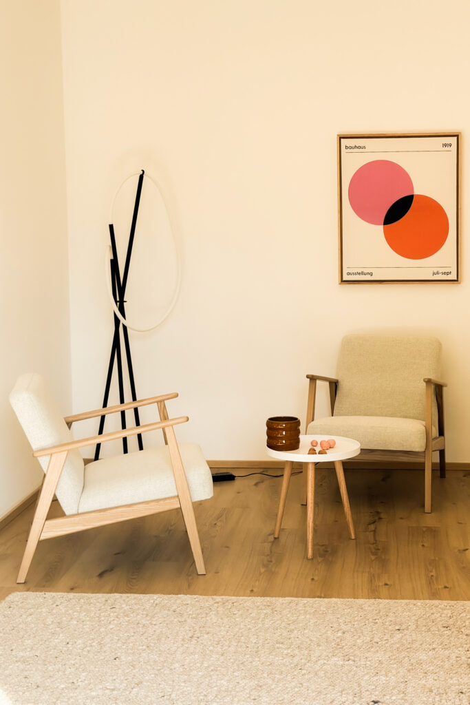 Praxis mit zwei Stühlen und Tisch